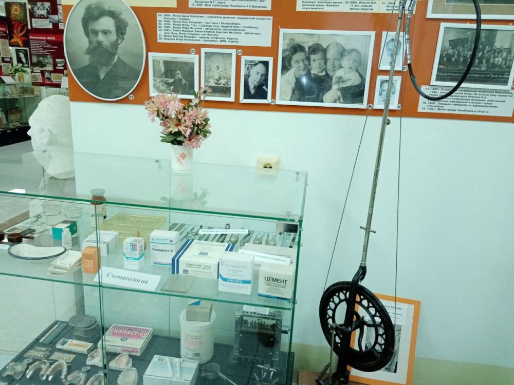 Среди экспонатов музея - образцы лекарств, старинные врачебные инструменты и исторические фотографии.