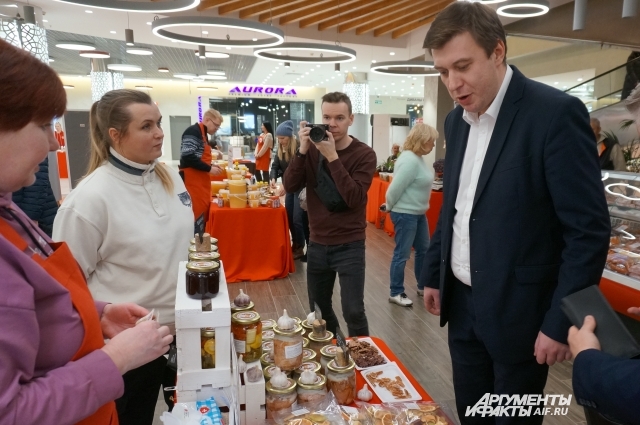 Лариса Жаворонкова рассказала министру агропрома Павлу Носкову о том, как идут дела с развитием маленького бизнеса.