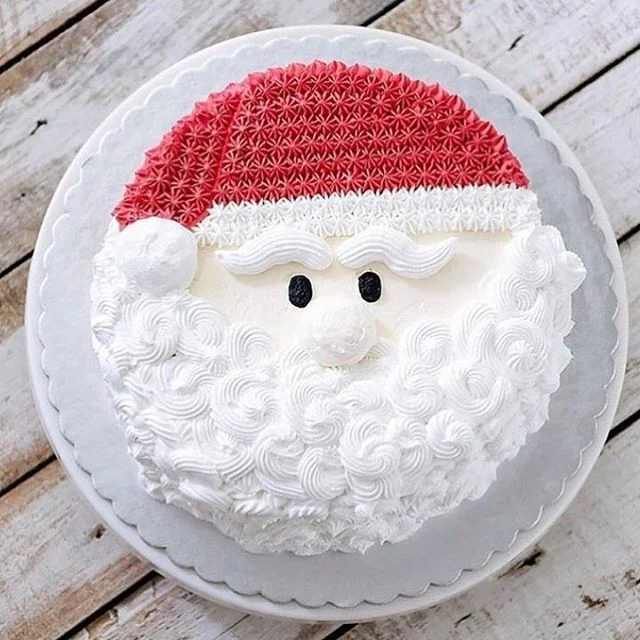 Торт в виде головы Деда Мороза.