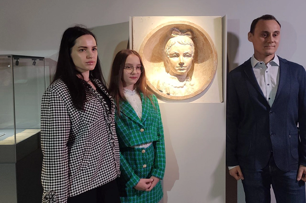 На открытии выставки приехали родственники Тани Савичевой, внуки ее воевавшего брата.