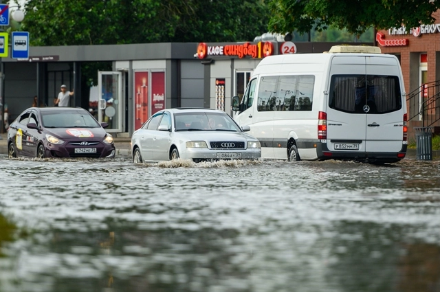 Если вода превысила уровень колеса, то ехать дальше уже опасно.