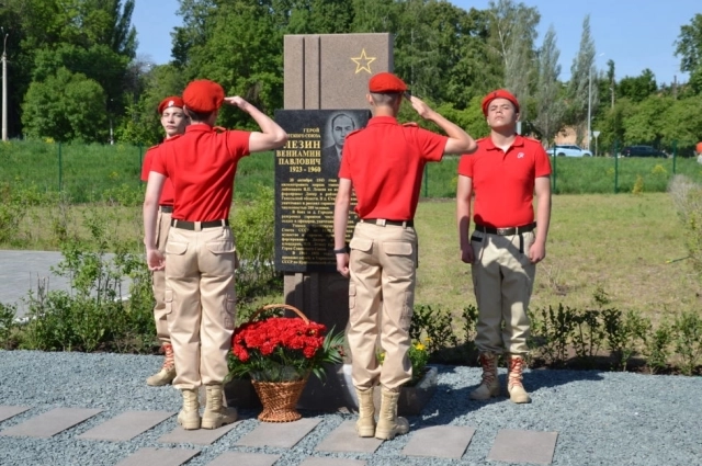 В посёлке Мехзавод в Самаре на территории школы № 68 открыт памят-ный знак в честь Героя.