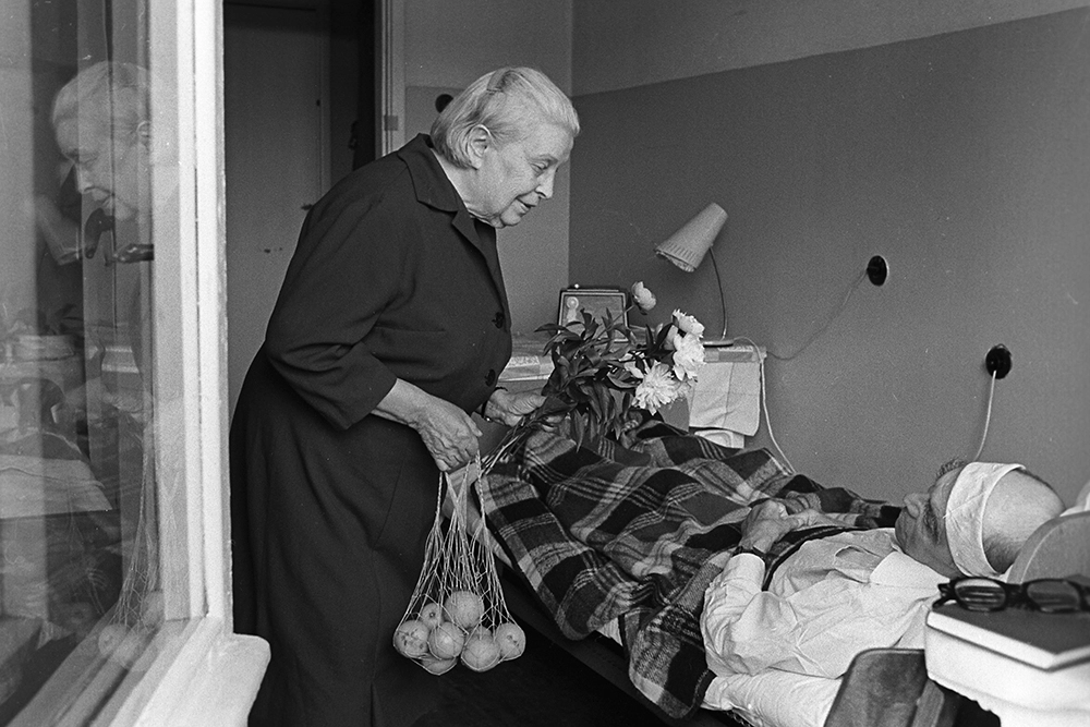 Московский Дом-интернат для престарелых и инвалидов №19. Визит к заболевшему соседу, 1975 год.