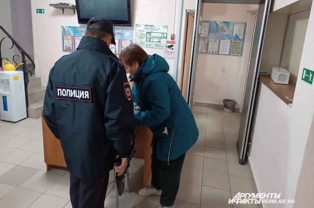 Сотрудники полиции проводят досмотр.