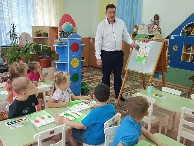 Ребят нужно учит мыслить и развиваться, считает педагог.