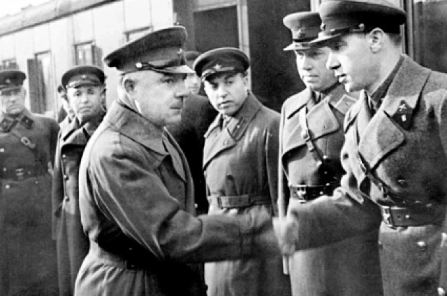 Народный комиссар обороны СССР Климент Ворошилов пожимает руку капитану Илье Старинову. Фото 1937 года