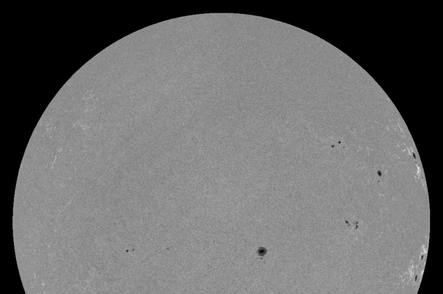 Пятен на Солнце немного и они пока «молчат».