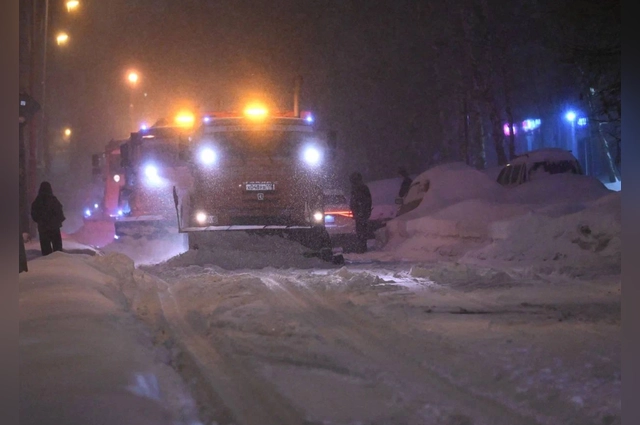 Городские службы пытаются устранить последствия снегопада.