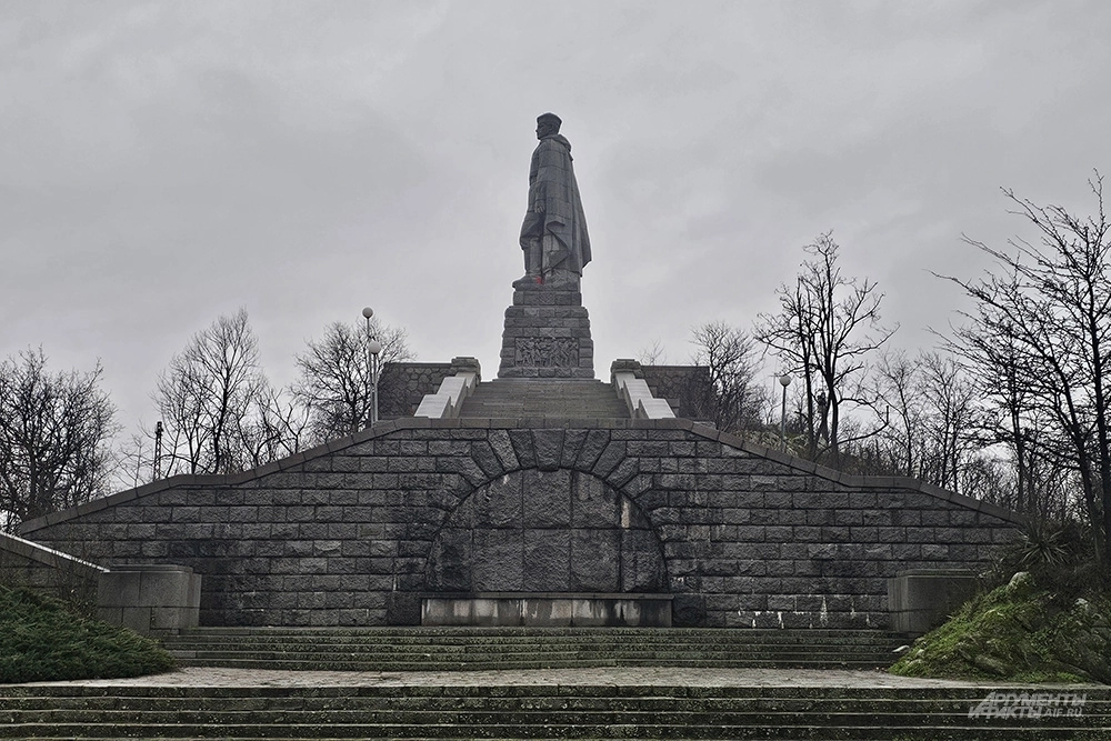 Власти предпринимают всё, чтобы почтить Алёшу приходило меньше людей.
