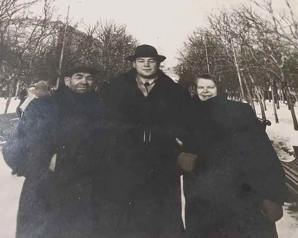 Станислав Чекан с родителями в Ростове-на-Дону.
