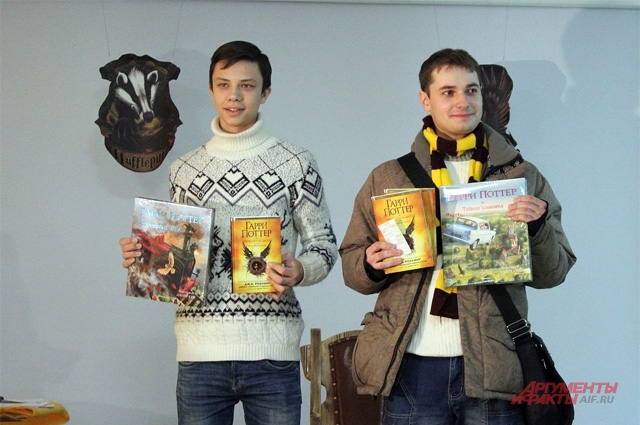 Счастливые обладатели первых книг на русском языке получили от Московского дома книги подарочные издания Гарри Поттера. 