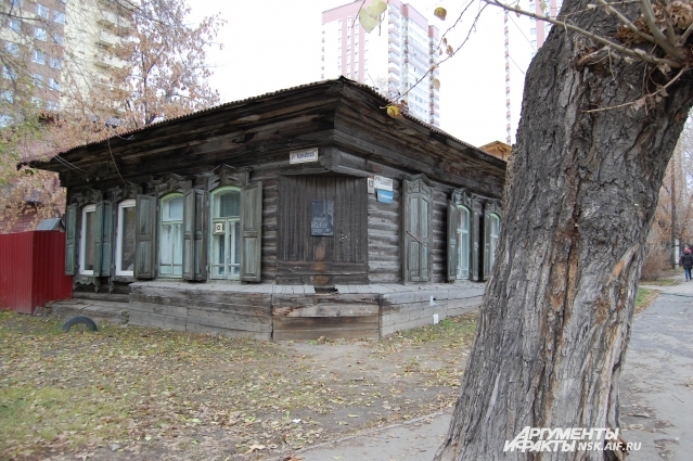 От выхода из самой центральной станции метро Новосибирска «Площадь Ленина» до дома Янки Дягилевой метров 400. Он – угловой, на перекрёстке. 