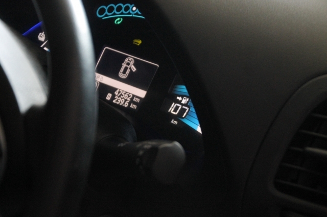 На приборной доске в электромобиле указано, на сколько километров хватит зарядки аккумулятора.