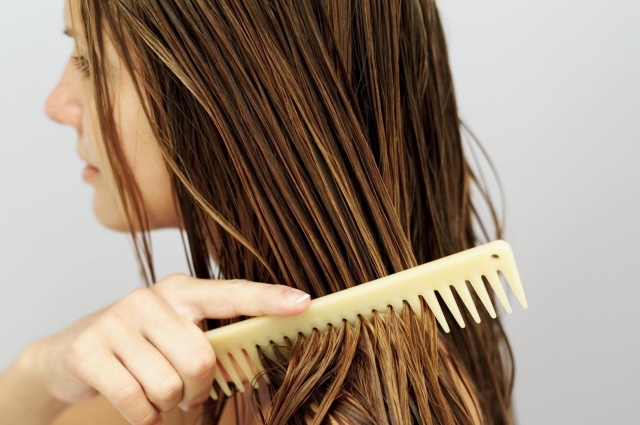 Чаще всего пациенты говорят, что волосы начали выпадать пучками.