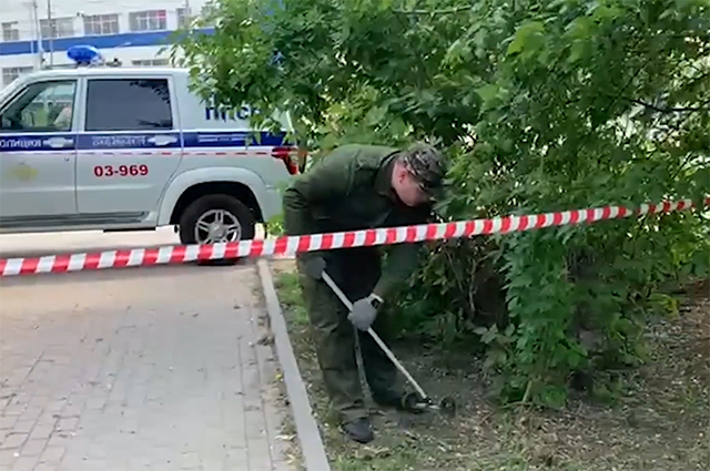 Сотрудник Следственного комитета РФ на месте убийства трех человек в Екатеринбурге. 