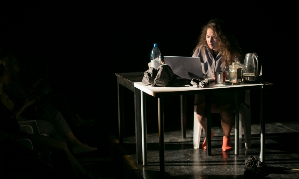 В моноспектакле Светланы Баженовой актриса Зара Демидова воплотила образ голосового помощника.