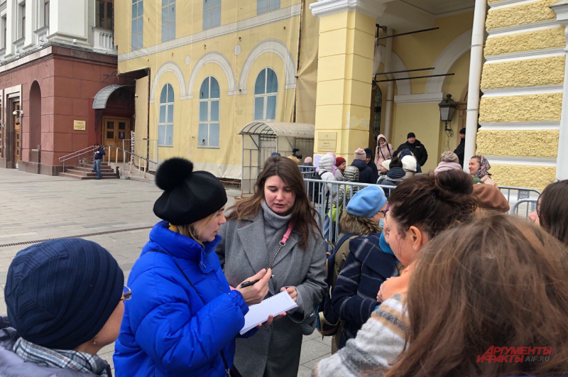 Очередь в большой театр на щелкунчика сейчас. Очередь в большой театр. Фотосессия у большого театра. Очередь на Щелкунчика. Очередь в большой театр на Щелкунчика.