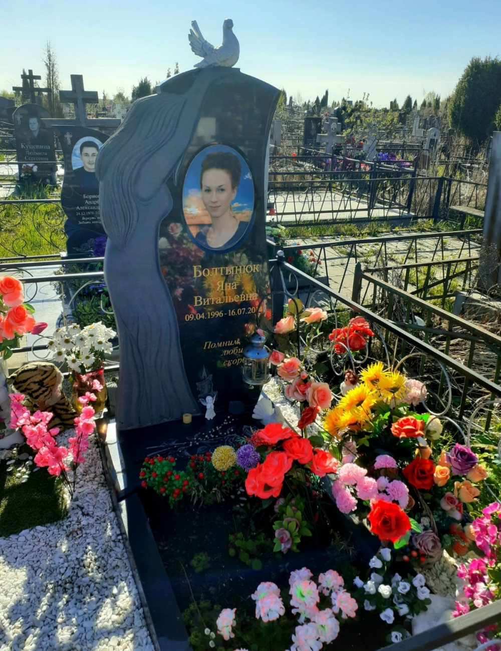 Могила Яны на Литвиноском кладбище в Калуге всегда в цветах.