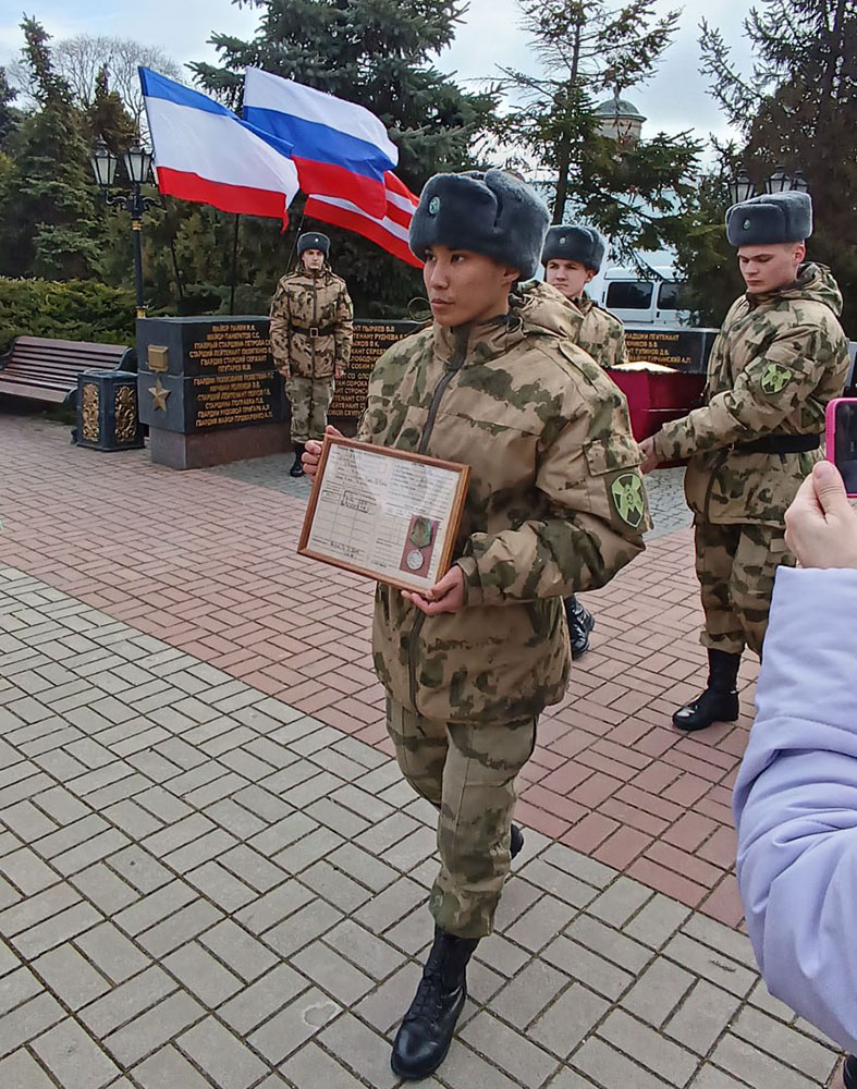 Почётный карал на церемонии передачи останков солдата.