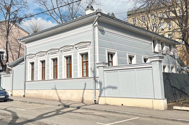 Главный дом городской усадьбыЛебедевых в Хлебном переулке.