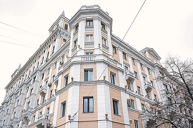 Жилой дом Управления пара-ходства канала Москва – Волгана Ленинградском проспекте.