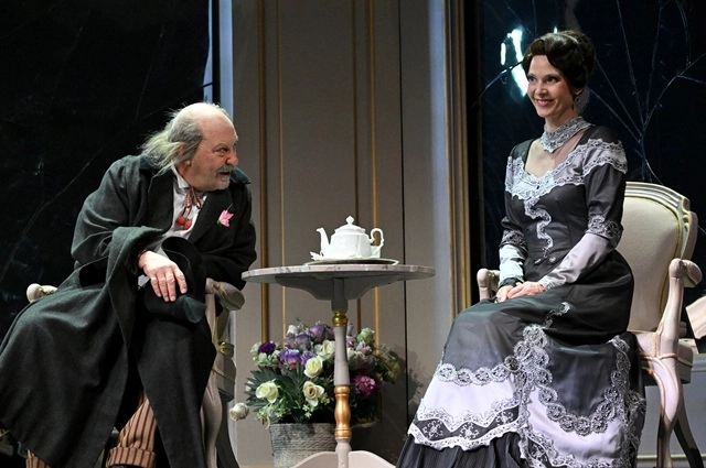 Владимир Дубровский в роли Шмага и Лидия Вележева в роли известной провинциальной актрисы Елены Кручининой в сцене из спектакля «Без вины виноватые» режиссера Владимира Бейлиса на Исторической сцене Малого театра в Москве.