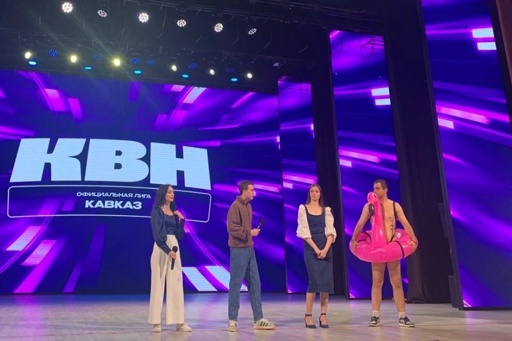 После выхода участник выпил всю воду из бутылки ведущего.