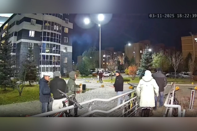 Мужчина с молотком напал на толпу.