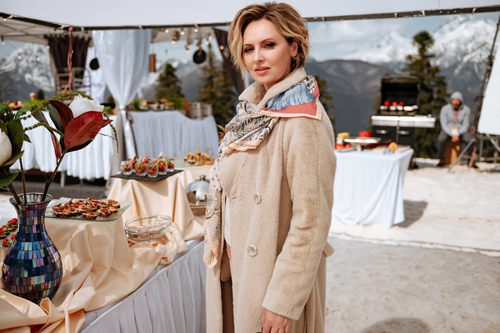 Елена ксенофонтова в комедийном сериале «Кухня».