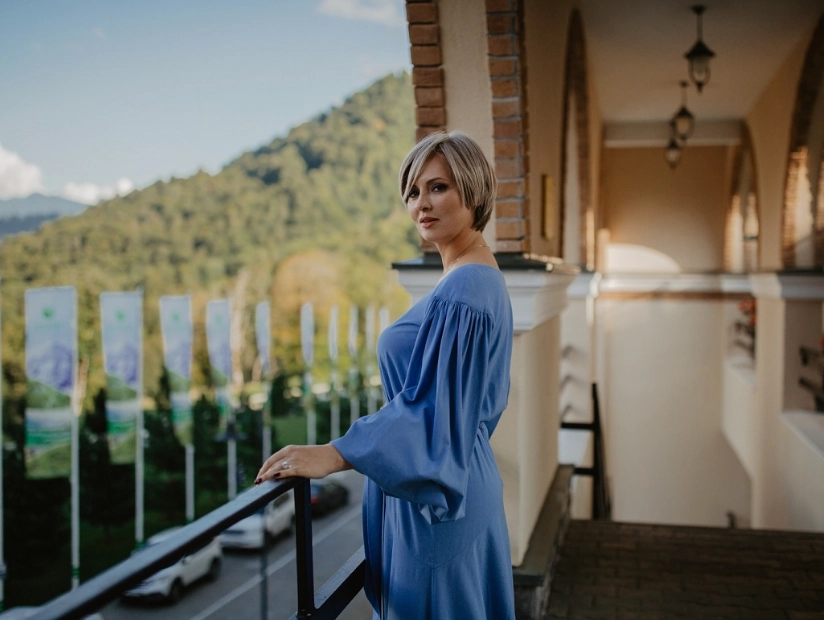 Елена ксенофонтова в комедийном сериале «Кухня». 