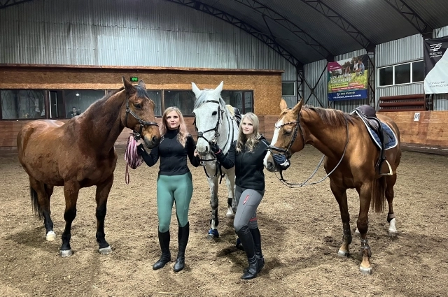 Валерия с дочерью Русланой и их любимые лошадки.