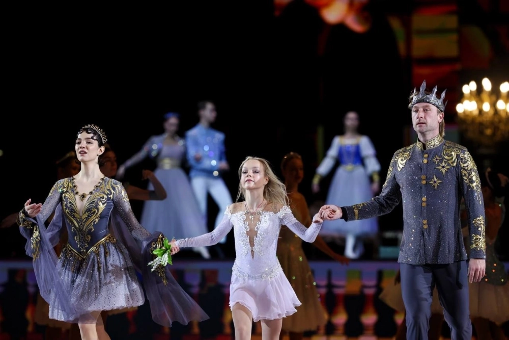 Елена Костылева, Евгения Медведева и Евгений Плющенко в ледовом шоу «Спящая красавица» (0+).