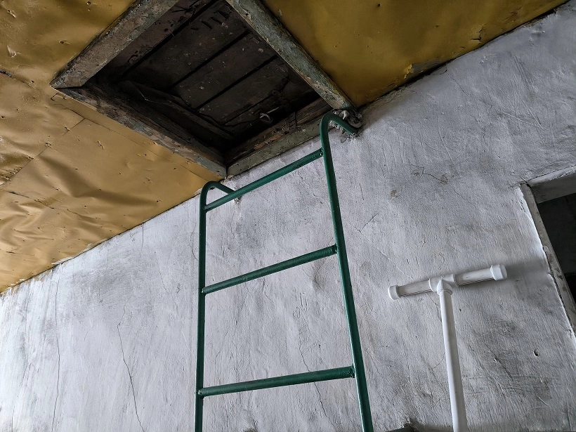 Палка-сбивалка и люк на чердак.