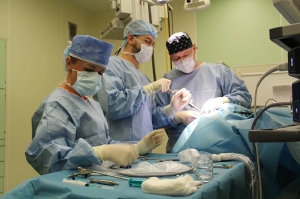 Операцию на головного мозге ребенка выполняют врачи-нейрохирурги РДКБ.