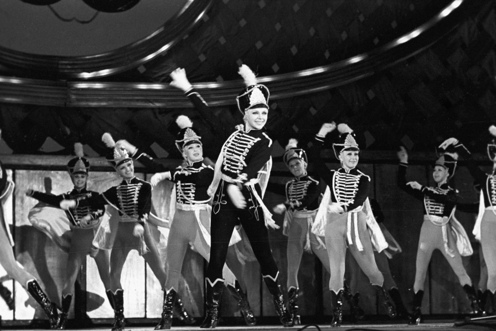 Сцена из постановки «Давным-давно», Государственный Ленинградский мюзик-холл,