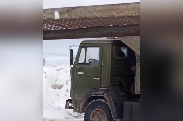 На кадрах мужчина жестоко убивает кошку.