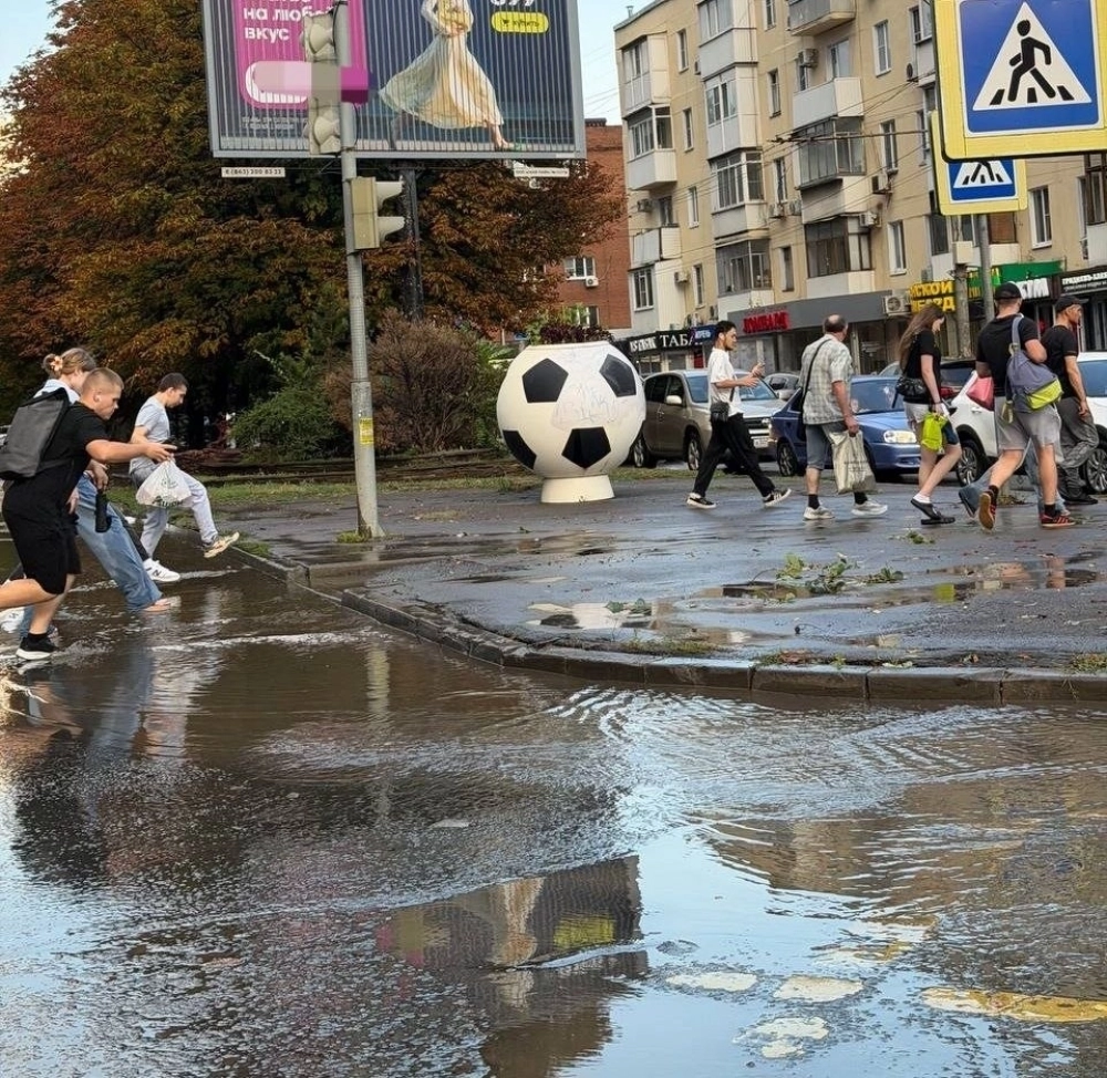 По улицам текли потоки воды.