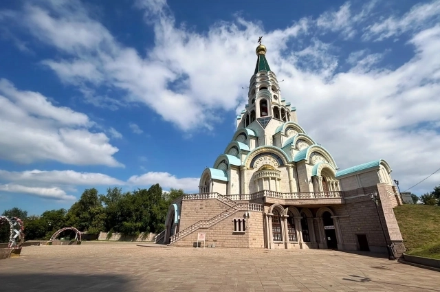 Высота собора — 68,5 метра. На отметке 30 метров находится смотровая площадка с видом на Волгу и историческую часть Самары.