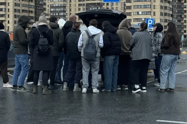 Во такие очереди выстраиваются перед машиной Регины, чтобы «урвать кусочек»&nbsp;десерта.