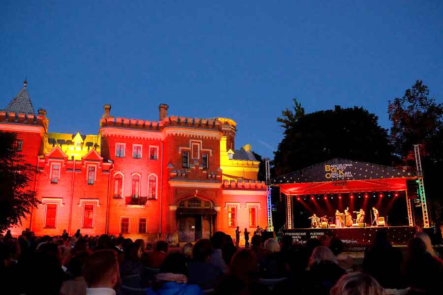 Уже вечером в романтичной обстановке парка Дворца Ольденбургских в Рамони выступила испанская группа Barcelona Gipsy balKan Orchestra.