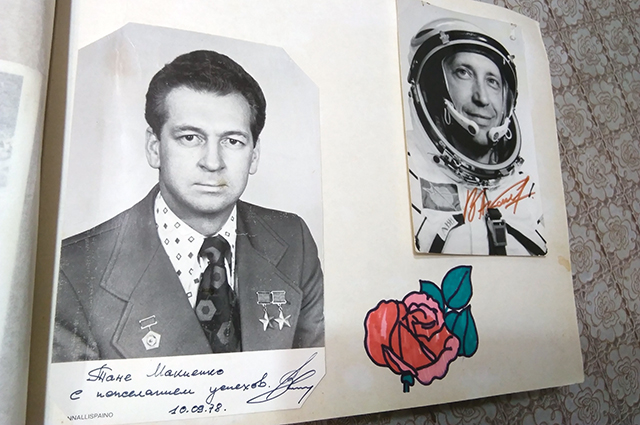Космонавты подарили сотрудницам столовой свои фото с автографами. 