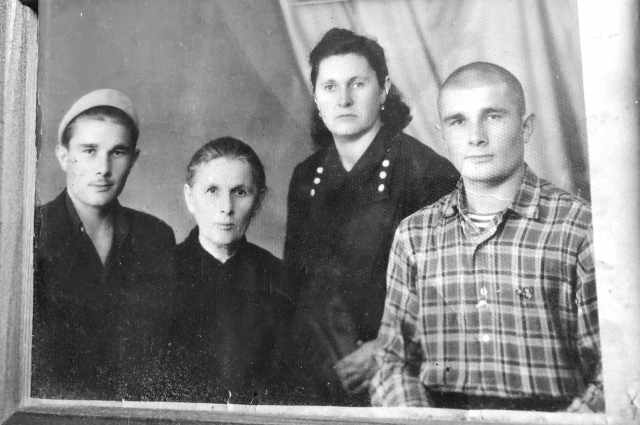 Анастасия Киселёва с сыновьями-близнецами Анатолием и Валентином и снохой Лидией.