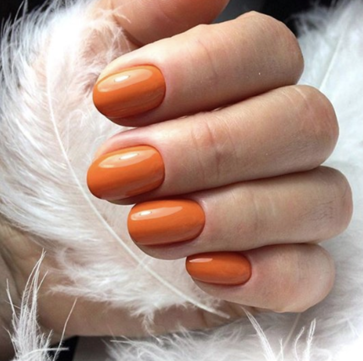 Существенную роль играет маникюр и покрытие.