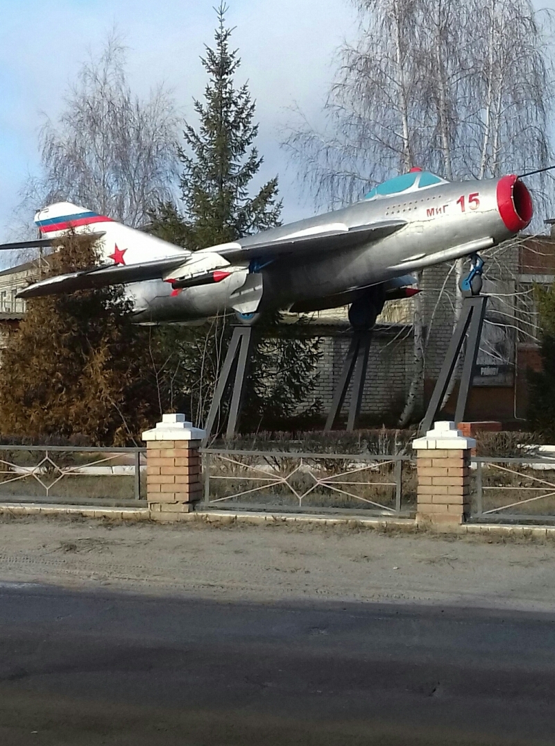 Памятник в центре Новоспасского. 
