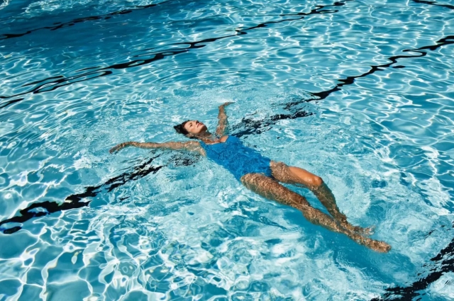 Плавание полезно для общего здоровья.