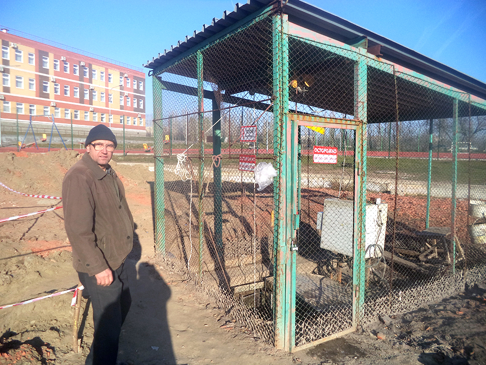 Алексей Цехмистренко у той самой канализационно-насосной станции.