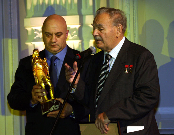 Владимир Карпов (справа) на вручении премии «Александр Невский», 2006 г.