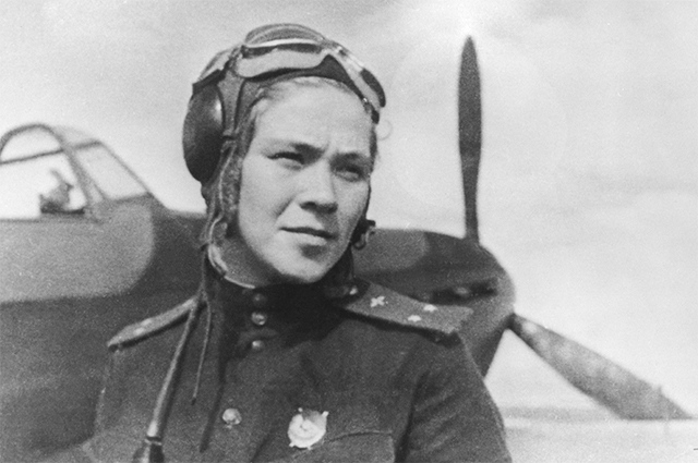 Пилот 586-го истребительного авиационного полка Раиса Сурначевская.