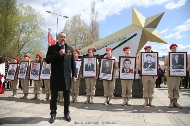 Несмотря на успех в бизнесе, Хахин не забывал о своих военных корнях.