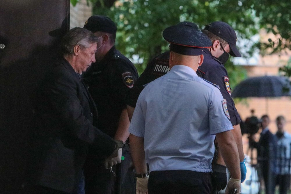 Актера Михаила Ефремова выводят из здания Пресненского районного суда Москвы после оглашения приговора по делу о смертельном ДТП на Смоленской площади.